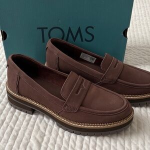 TOMS Cara Loafer in Oak Brown Leather